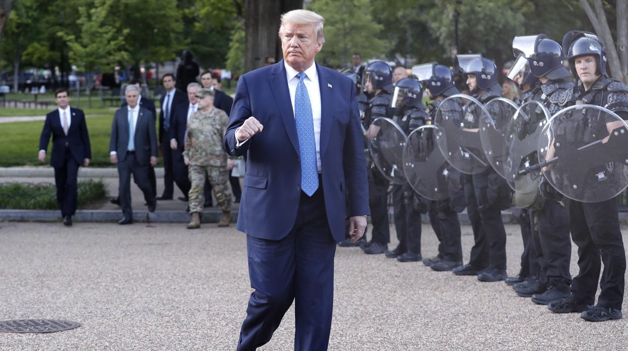 Trump regresa a la Casa Blanca tras posar con una biblia en la puerta de la iglesia de San Juan el 1 de junio