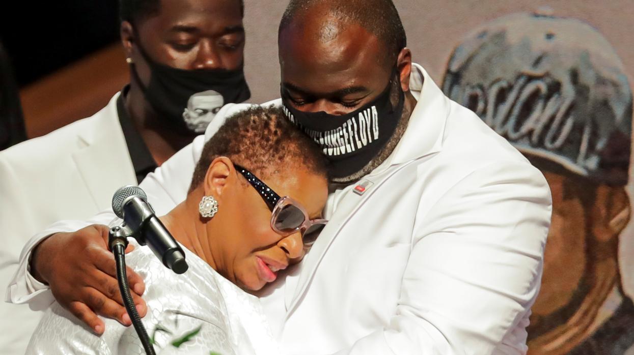 Rodney Floyd abraza a su tía durante el funeral por George Floyd