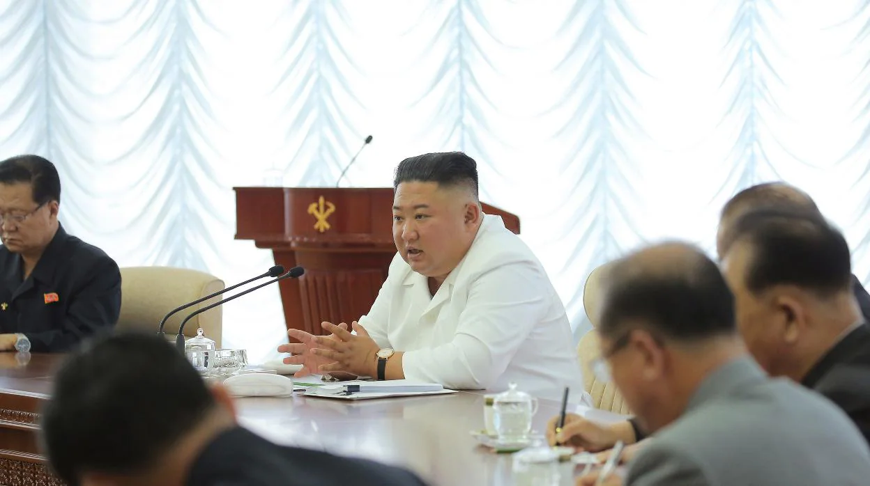 El joven dictador Kim Jong-un, presidiendo una reunión del régimen