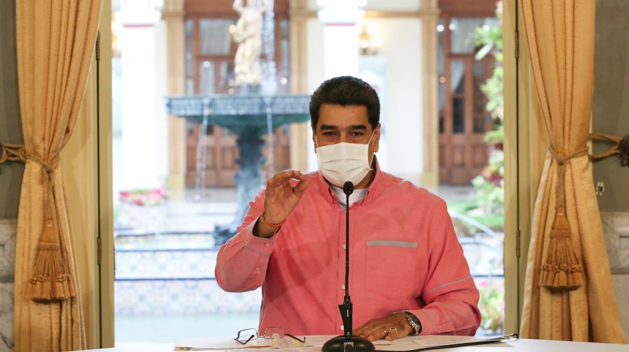 El líder chavista, Nicolás Maduro, se protege del coronavirus con una mascarilla