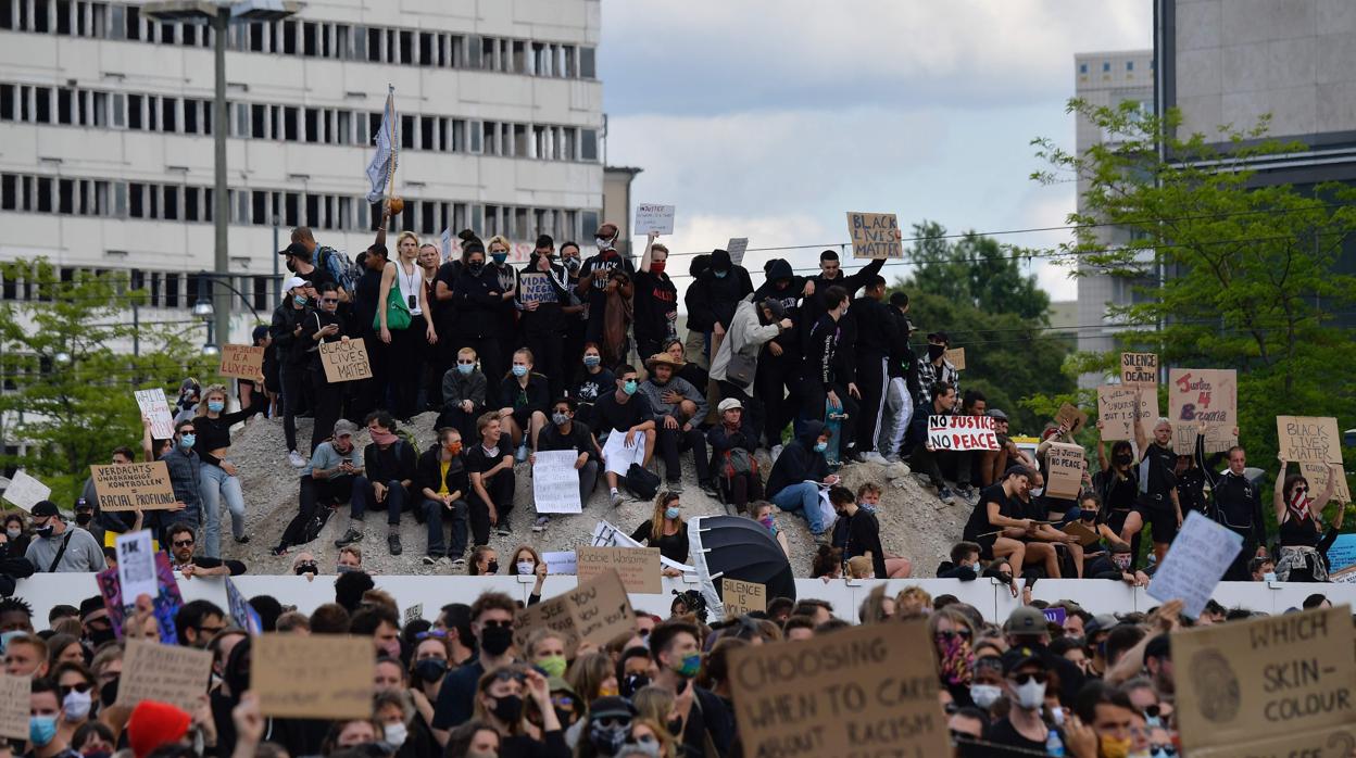 Una multitud protesta por la muerte del afroamericano George Floyd en Berlín