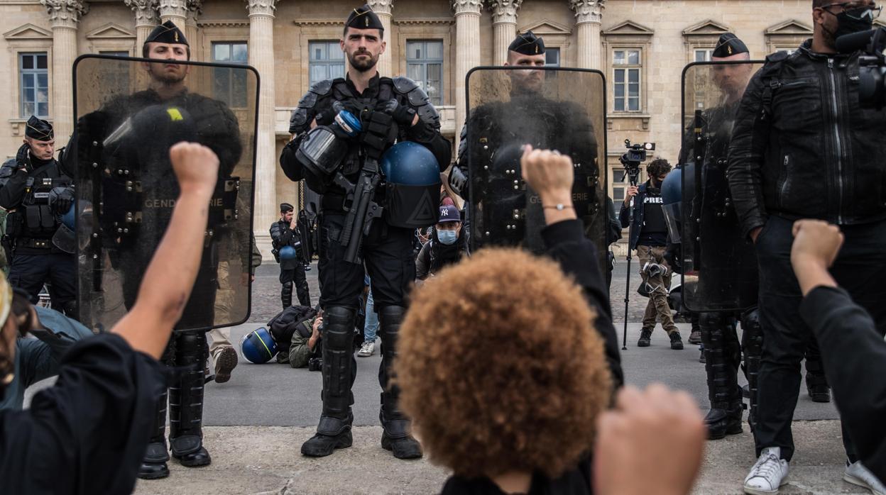 Un grupo de personas se manifiesta contra la violencia policial en París