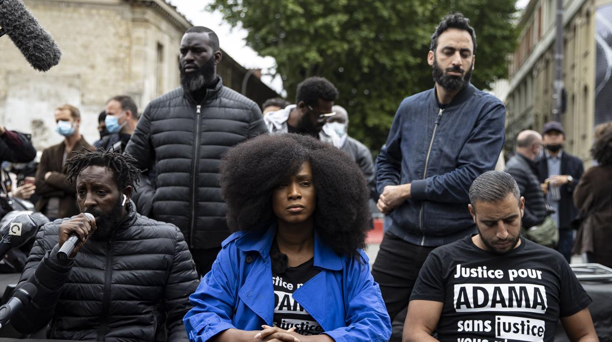 La hermana de Adama Traoré, en el centro de la fotografía, se ha convertido en el rostro más visible de las protestas