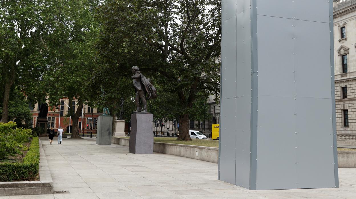 La estatua de Winston Churchill, protegida con tablones en Londres