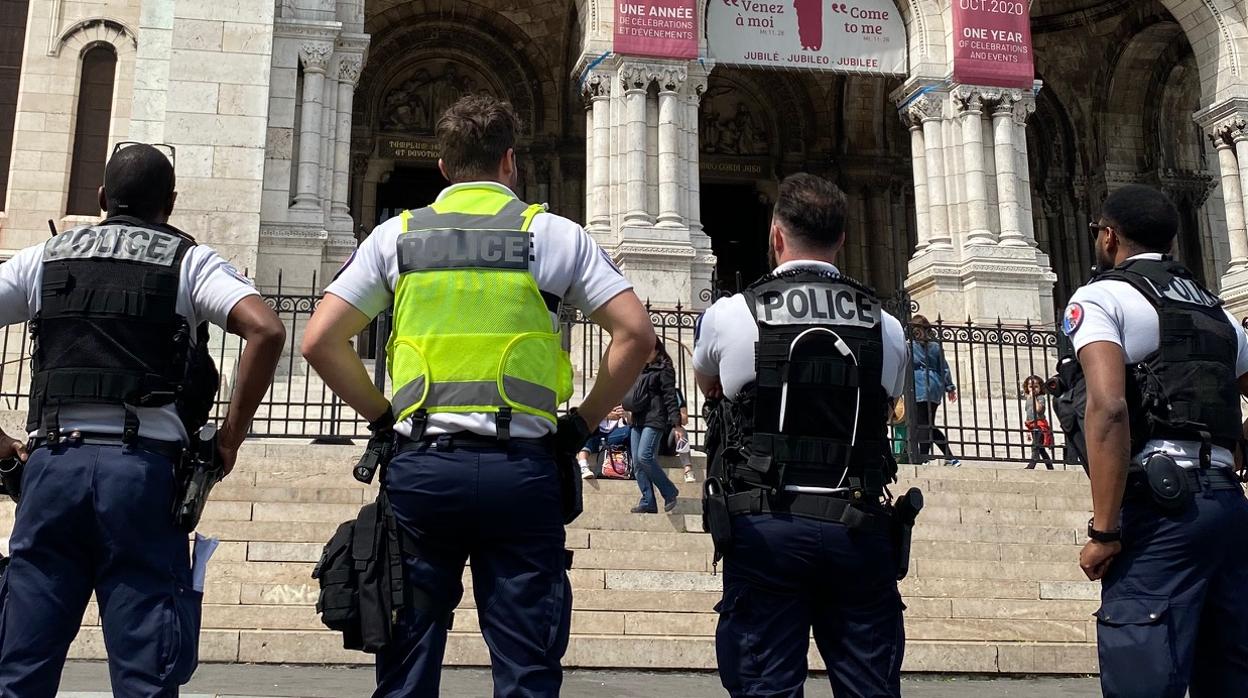 Un grupo de policías, durante la protesta de ayer en París