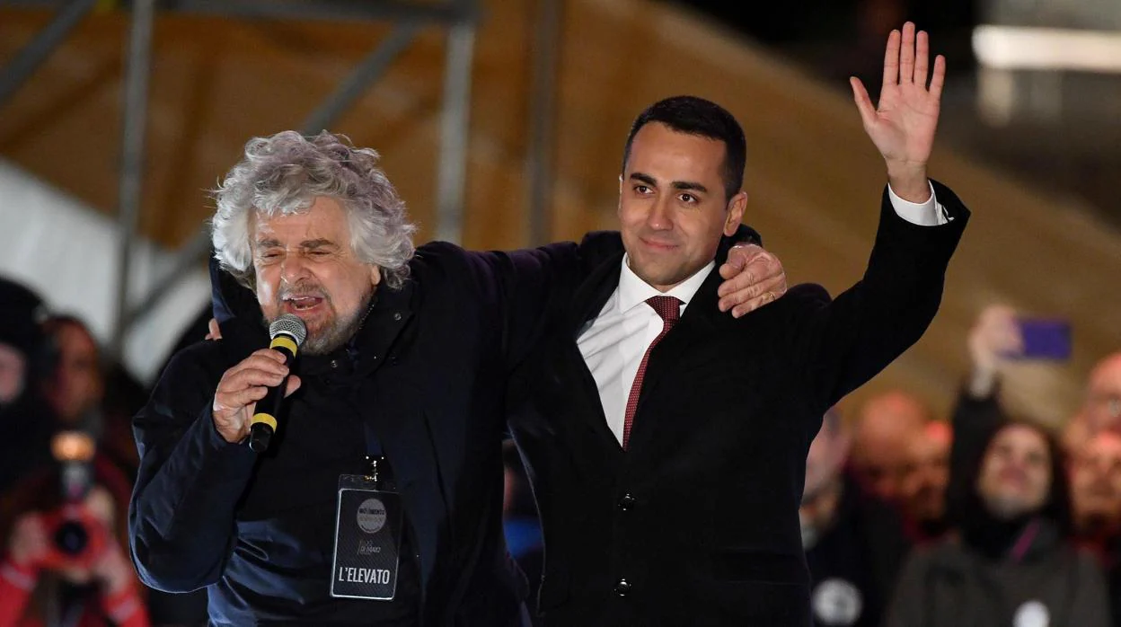 Beppe Grillo (izquierda) y Luisi Di Magio durante un acto electoral en Roma en 2018