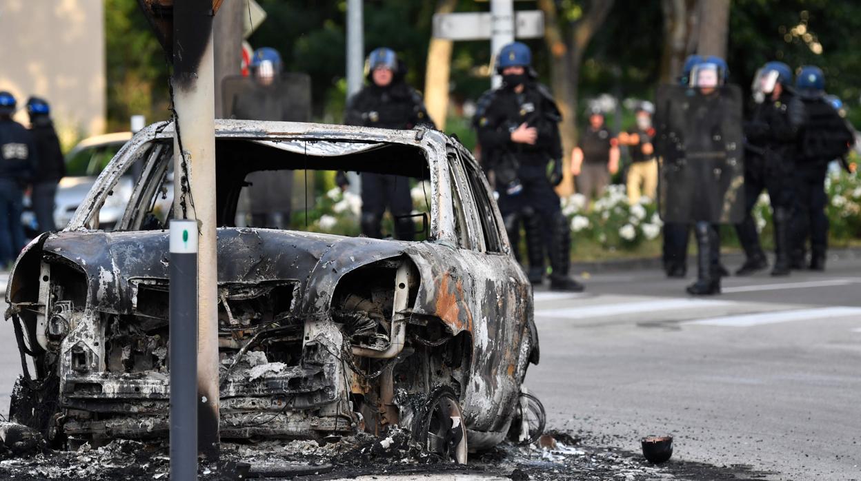 Un vehículo arde en la cuarta noche de protestas en Dijon