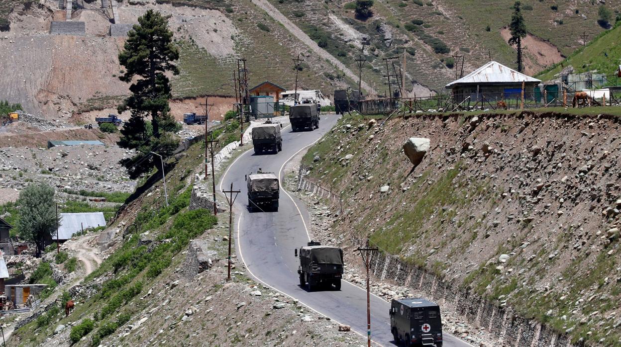 Un grupo de camionetas del Ejército indio recorren la carretera cerca de la frontera con China