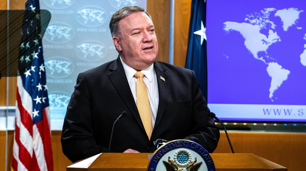 El Secretario de Estado de los Estados Unidos, Mike Pompeo, habla durante una conferencia de prensa en el Departamento de Estado