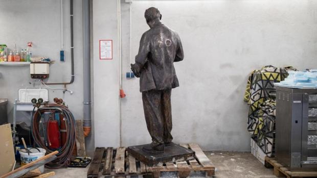 Un pequeño partido comunista inaugura una estatua de Lenin a la puerta de su sede en Alemania