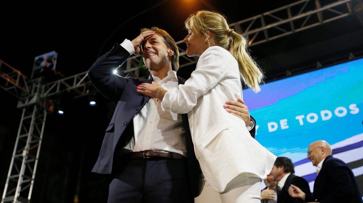 El presidente de Uruguay, Luis Lacalle Pou, junto a su esposa