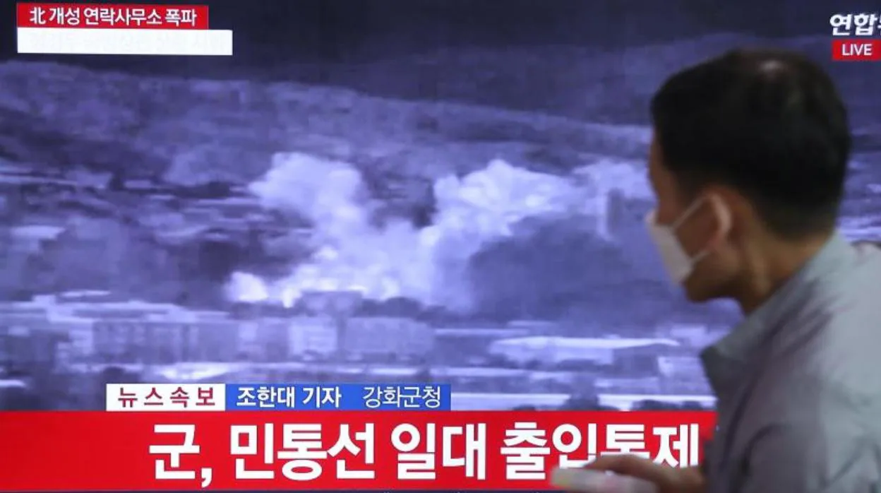 Una persona ve las noticias sobre la destrucción de la oficina de enlace intercoreana en Kaesong en un televisor de la estación de Seúl