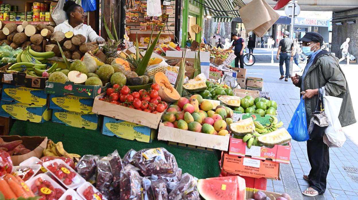 Un hombre compra fruta en una tienda de Londres