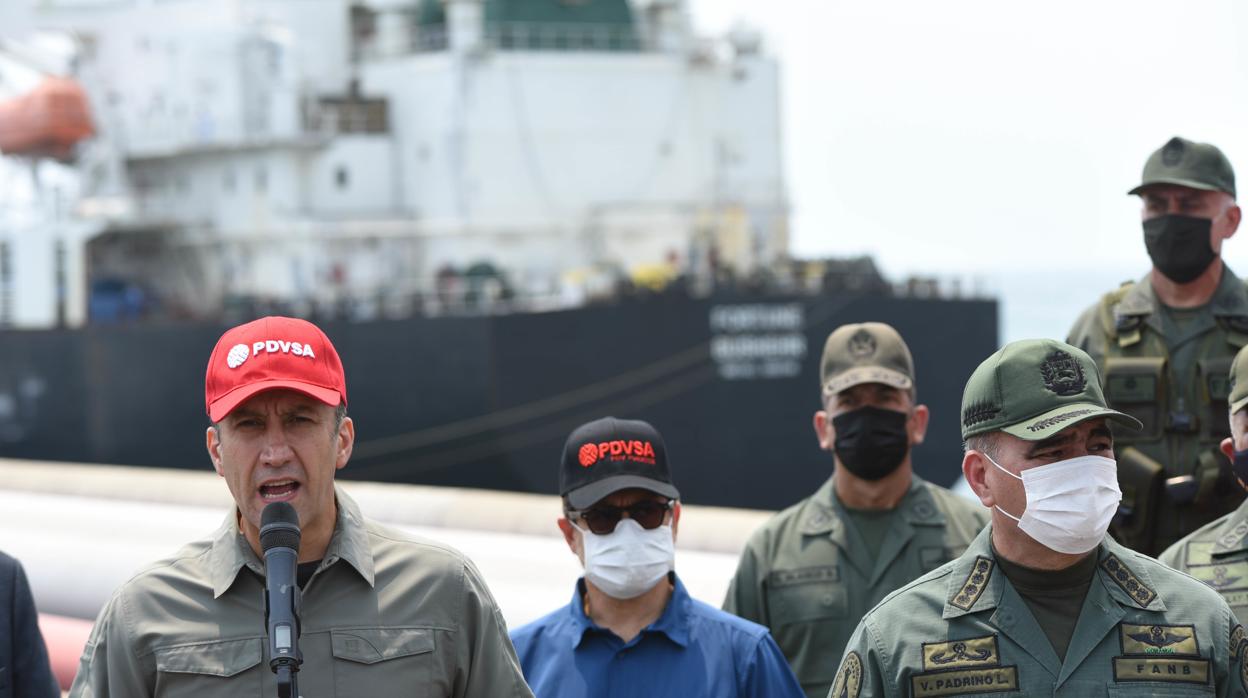 Los ministros de Industria y Defensa de Maduro, Tareck El Aissami y Vladimir Padrino, el pasado 25 de mayo tras la llegada del carguero iraní Fortune a la refinería de El Palito en Puerto Cabello