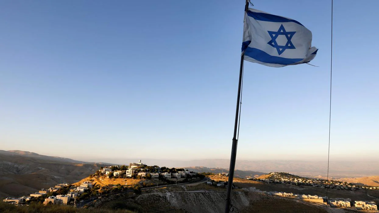 Una bandera israelí ondea cerca de los asentamientos de Jerusalén Este