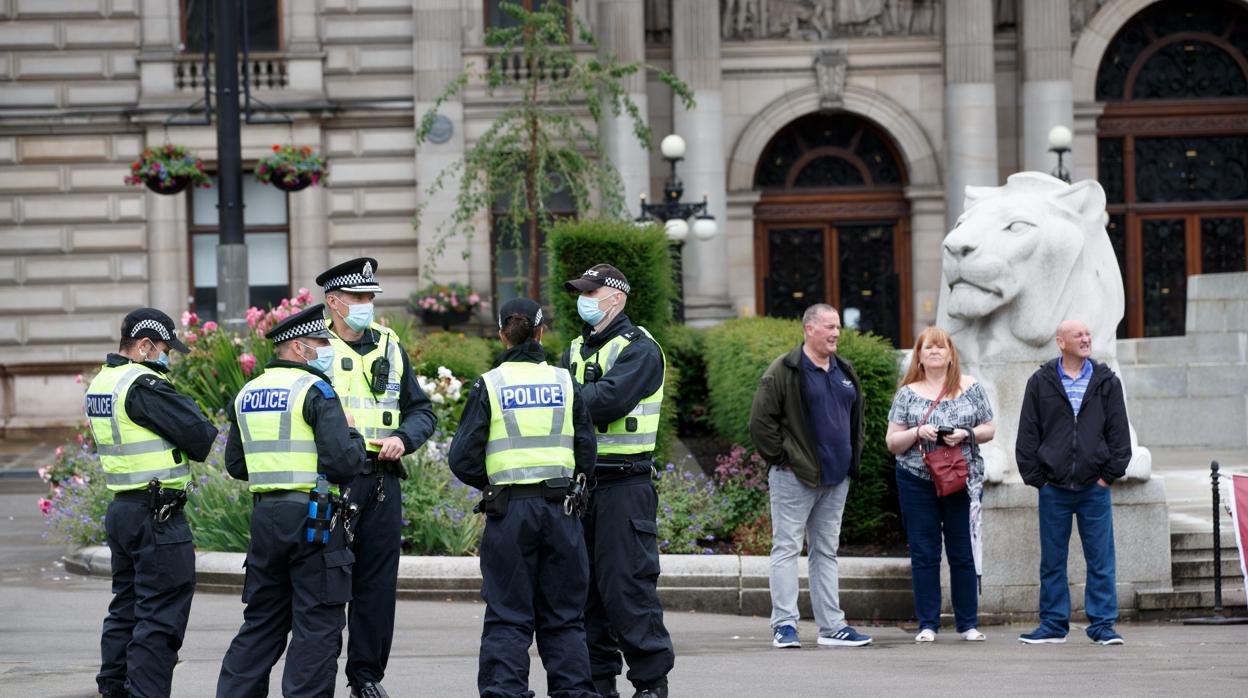 Varios agentes de ppolicá vigilan las calles en Londres