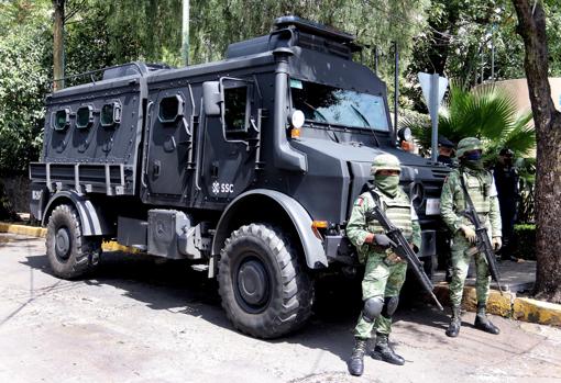 Tanqueta de la Guardia Nacional situada en el exterior del hospital en el que permanece Omar García Harfuch