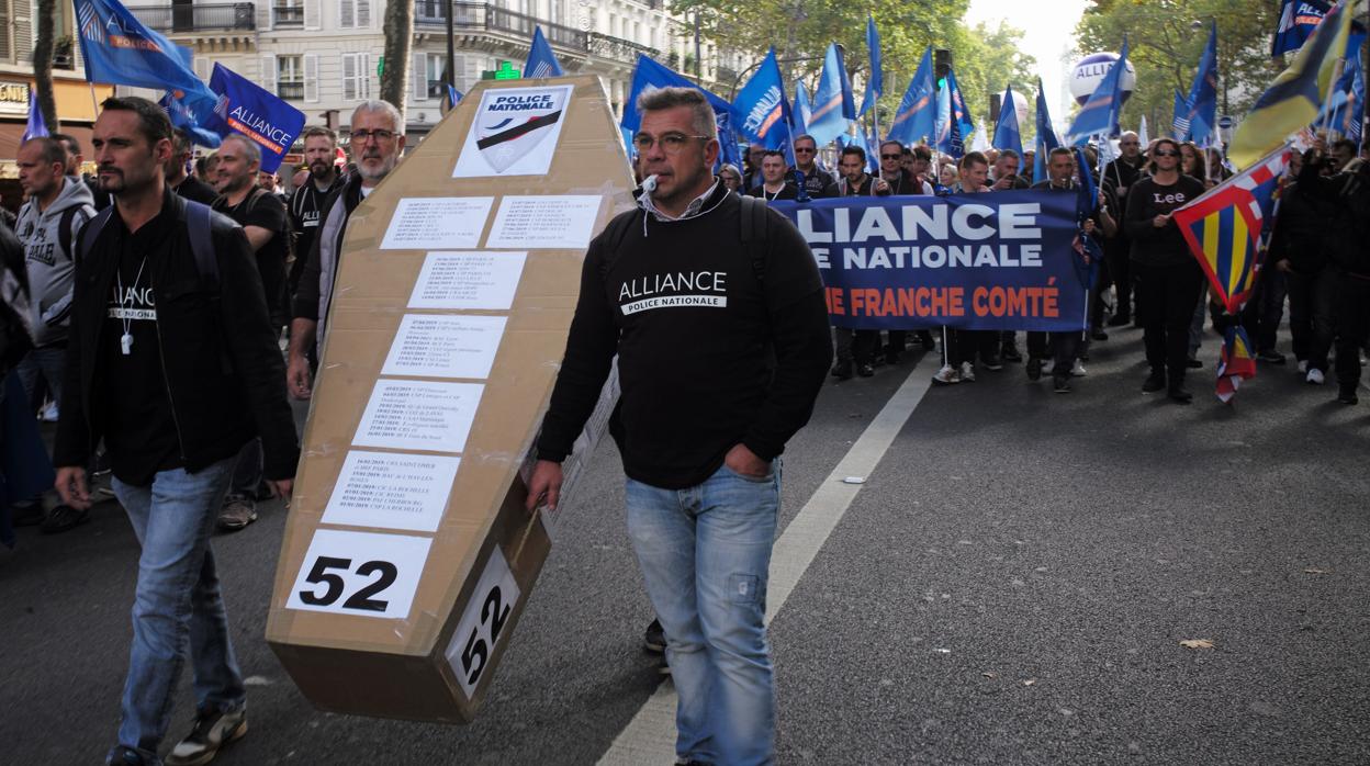 Manifestación de un sindicato policial en París, con ataúdes simbólicos