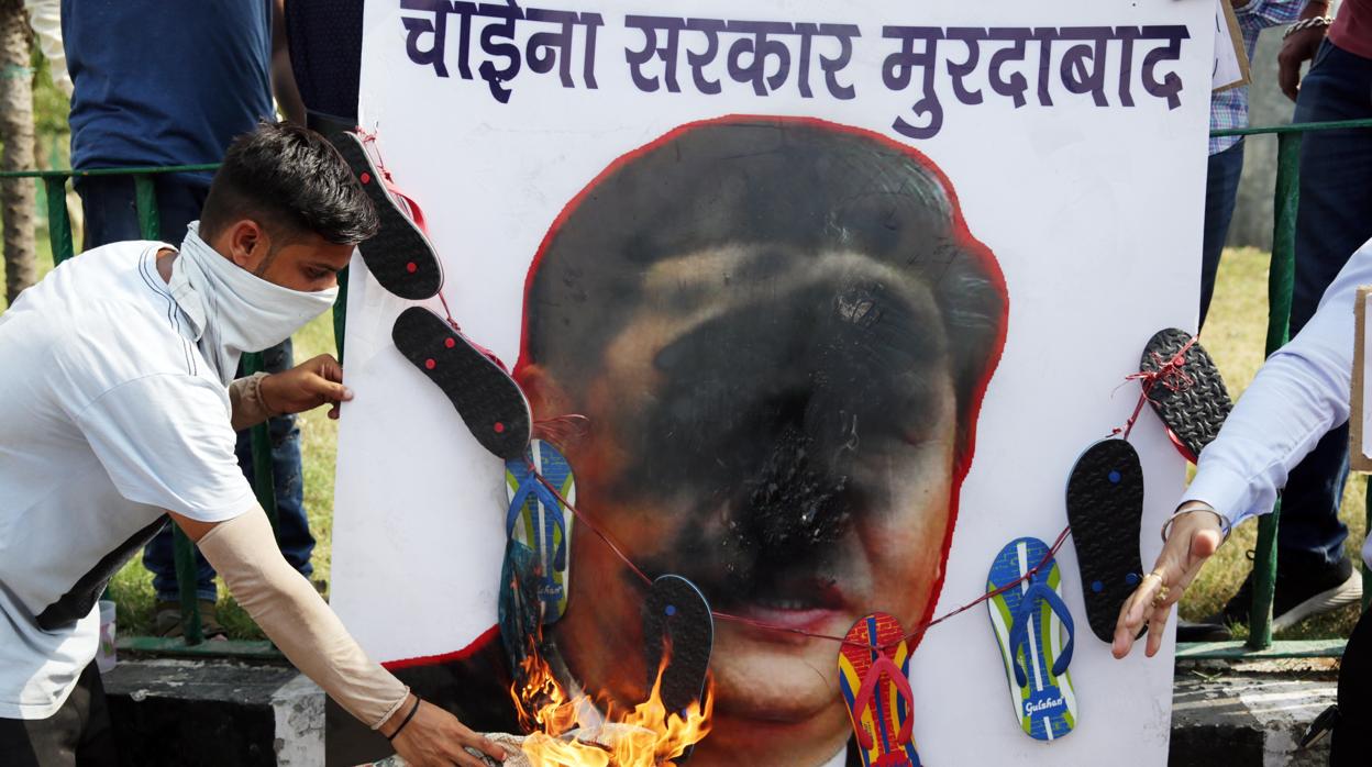 Manifestantes queman el retrato del presidente Xi Jinping tras la muerte de 20 soldados indios en un enfrentamiento por las fronteras