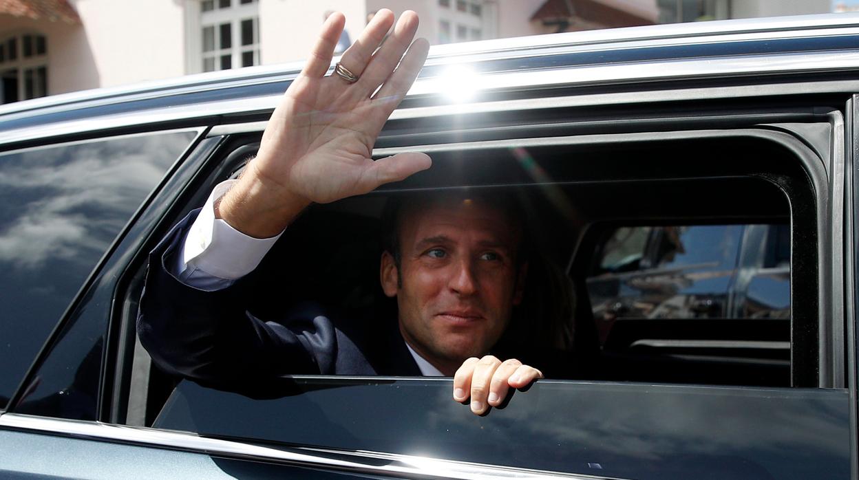 El presidente francés, Emmanuel Macron, ayer tras acudir a votar en las elecciones municipales
