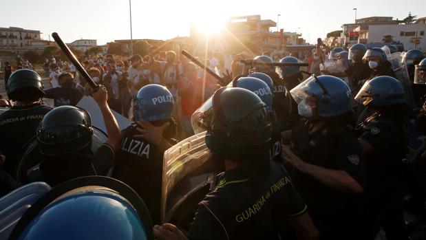 Enfrentamientos en la visita de Salvini en Mondragone, foco del Covid-19 entre jornaleros búlgaros