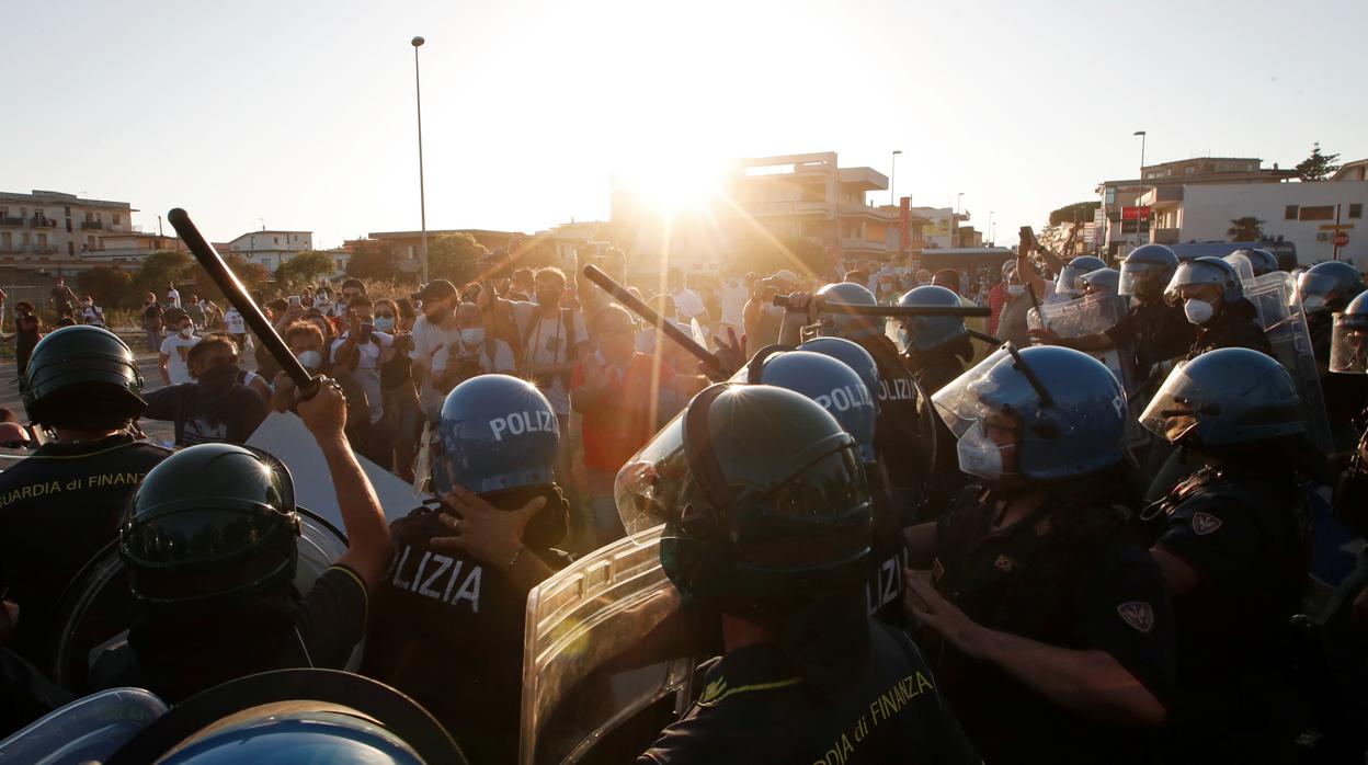 Enfrentamientos de la policia durante la visita de Salvini a Mondragone