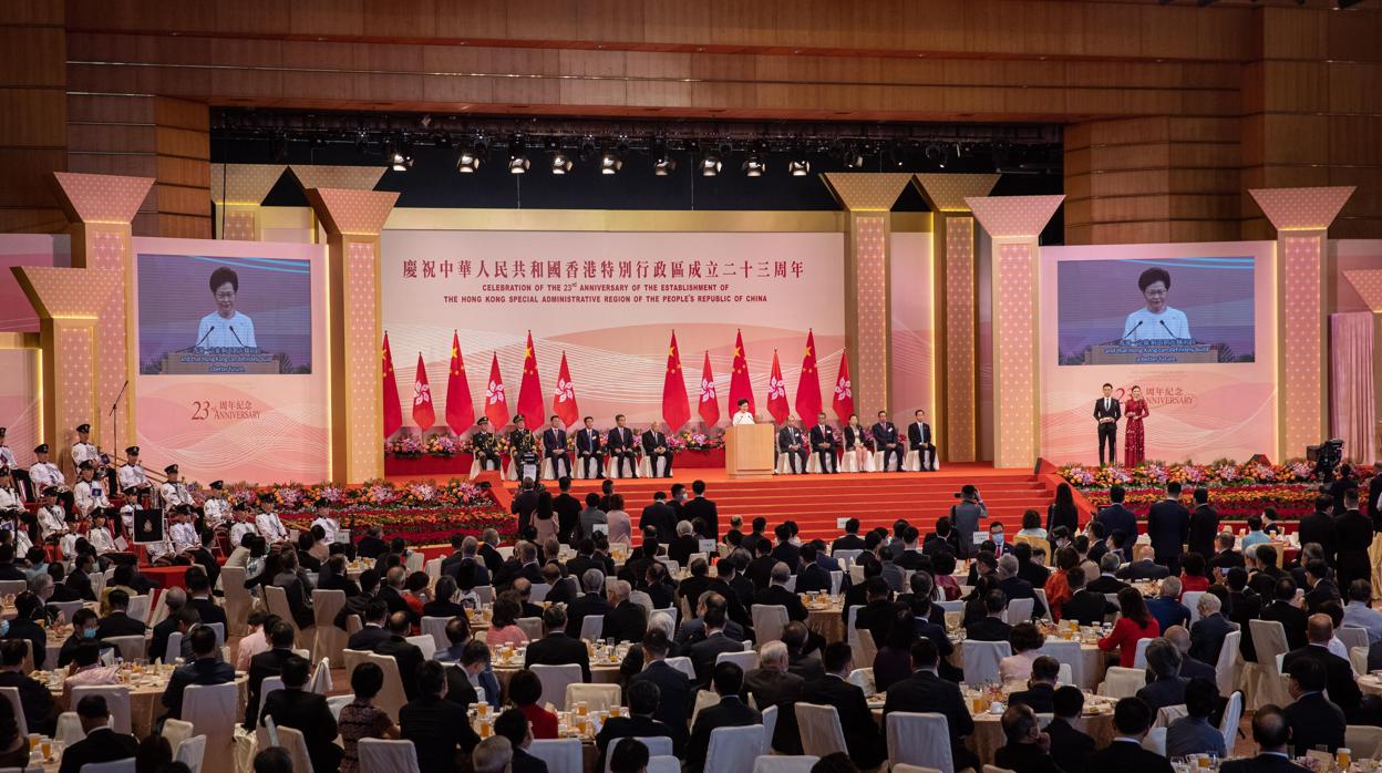 Izado de la bandera de Hong Kong y China para celebrar hoy el 23º aniversario de la devolución por parte del Reino Unido