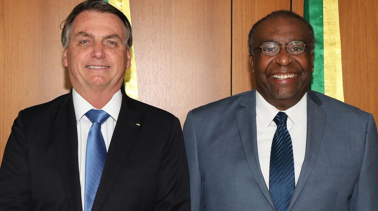 El presidente de Brasil, Jair Bolsonaro, junto al exministro de Educación, Carlos Alberto Decotelli