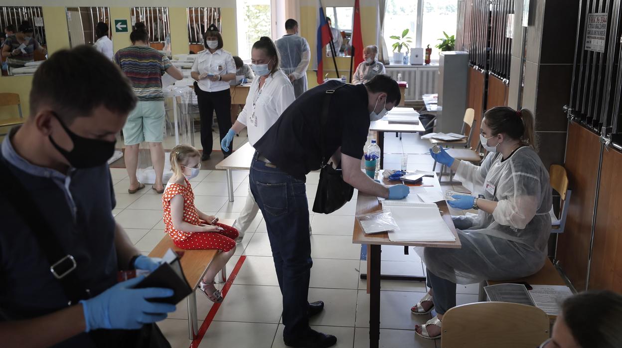 Un hombre toma toda las medidas de seguridad para ejercer su voto en Rusia