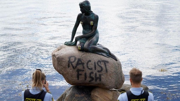 Vandalizan la estatua de la Sirenita de Copenhague escribiendo con pintura negra las palabras «pez racista»