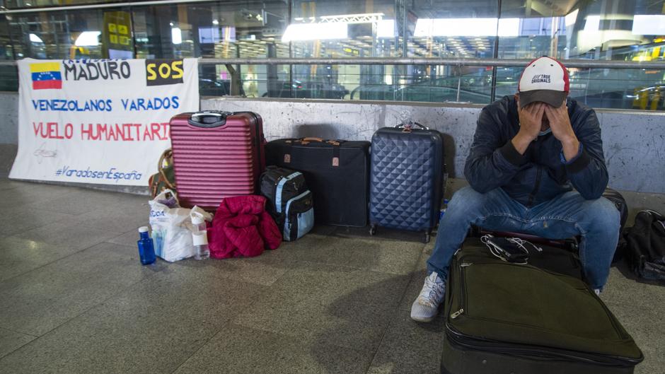 Venezolanos atrapados por el Covid acampan en la T4 para que Maduro los repatríe: «Estamos desesperados»