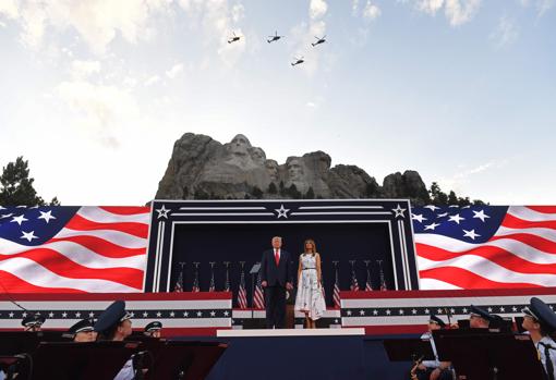 Trump, con la primera dama, Melania Trump, en el Monte Rushmore