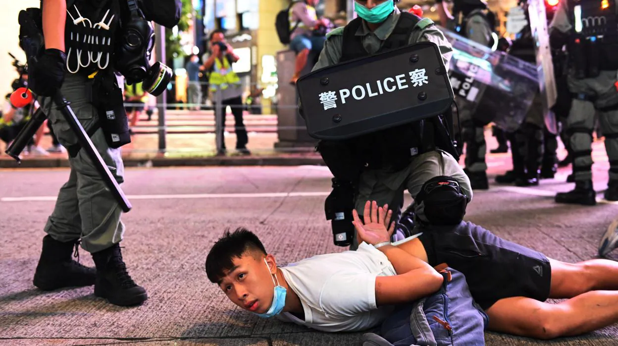 La Policía detiene a un manifestante durante una protesta contra la Ley de Seguridad Nacional en Hong Kong