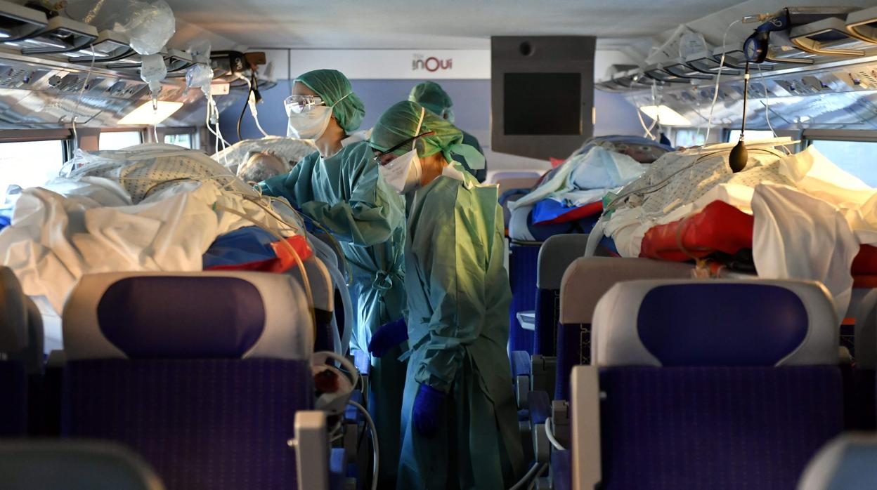 Un grupo de enfermeras atienden a pacientes del coronavirus en un tren con equipo médico