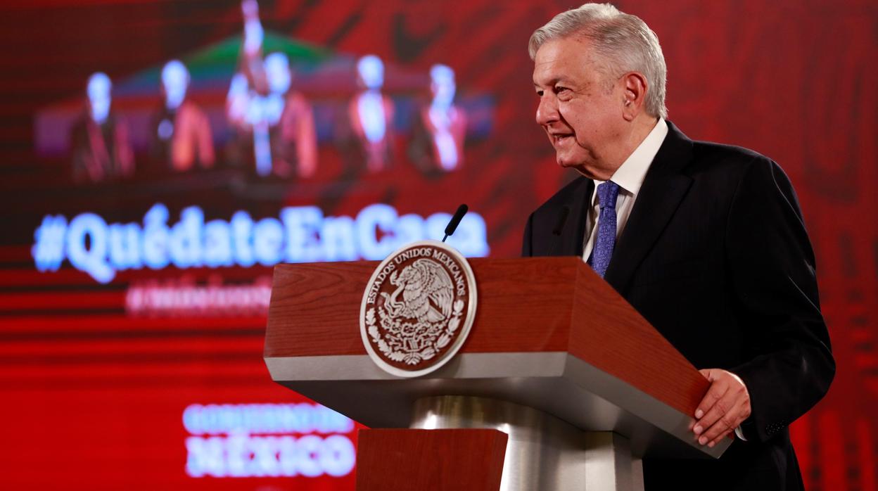 El presidente de México, Andrés Manuel López Obrador, habla durante su conferencia matutina este martes en el Palacio Nacional