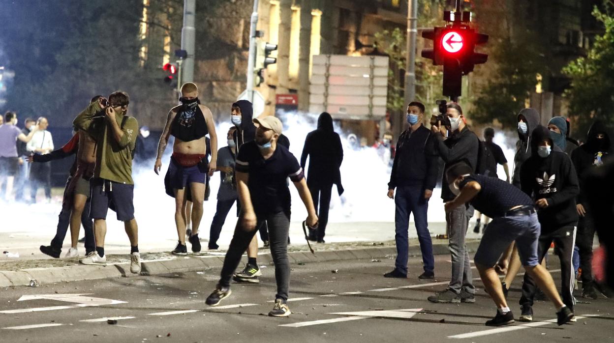 Un grupo de manifestantes en las calles de Belgrado