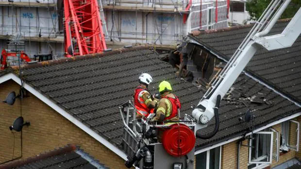 Una grúa de 20 metros se desploma sobre unas viviendas en Londres y deja a personas atrapadas