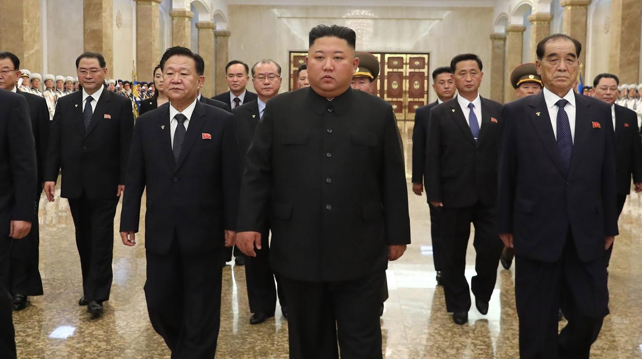 El dictador de Corea del Norte, Kim Jong-un, visita el mausoleo de su abuelo, el también dictador Kim Il-sung