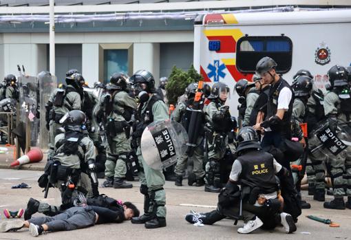 Desde el estallido de las protestas contra el régimen chino hace un año, han sido detenidas más de 8.000 personas en Hong Kong