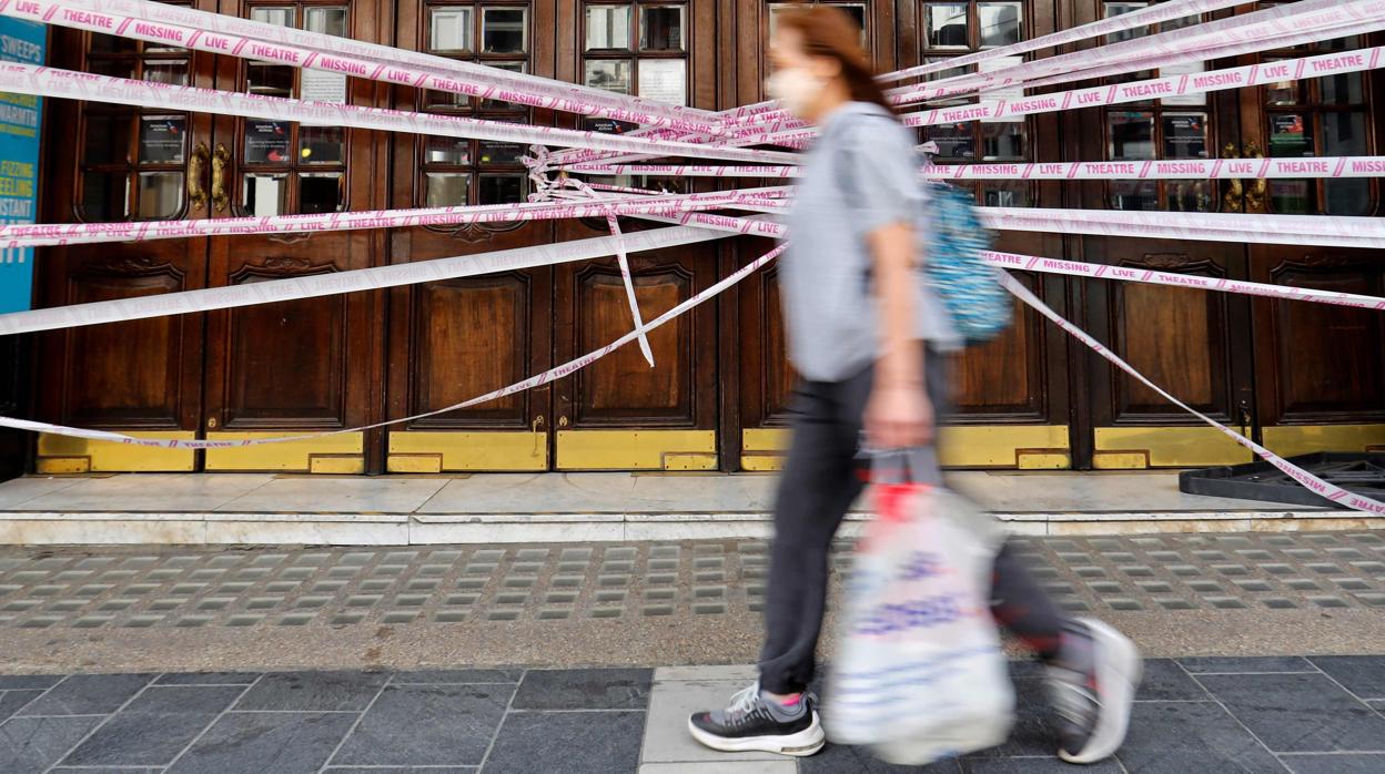 Una mujer se protege del coronavirus con una mascarilla en Londres