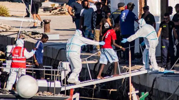Lampedusa alerta de su situación «insostenible» por la oleada de inmigrantes