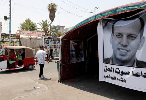 Un cartel recuerda a Hisham Al Hashei, exasesor del nuevo primer ministro que fue asesinado el pasado 8 de julio en Bagdad