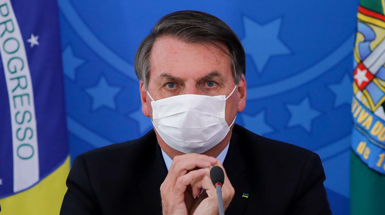 El presidente de Brasil, Jair Bolsonaro, usa la mascarilla en una rueda de prensa