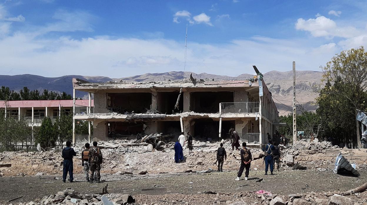 Personal de seguridad afgano inspecciona la zona de la explosión de otro coche bomba el 13 de julio en Afganistán