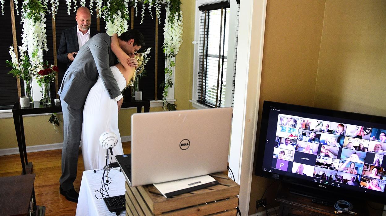 Una pareja celebra una boda virtual en EE.UU. por la pandemia