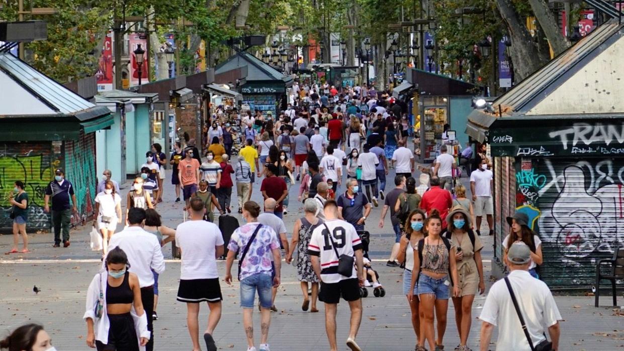 Ambiente vespertino de Las Ramblas de Barcelona, este sábado en que la ciudad condal y doce municipios de su entorno han vivido el primer día de restricciones