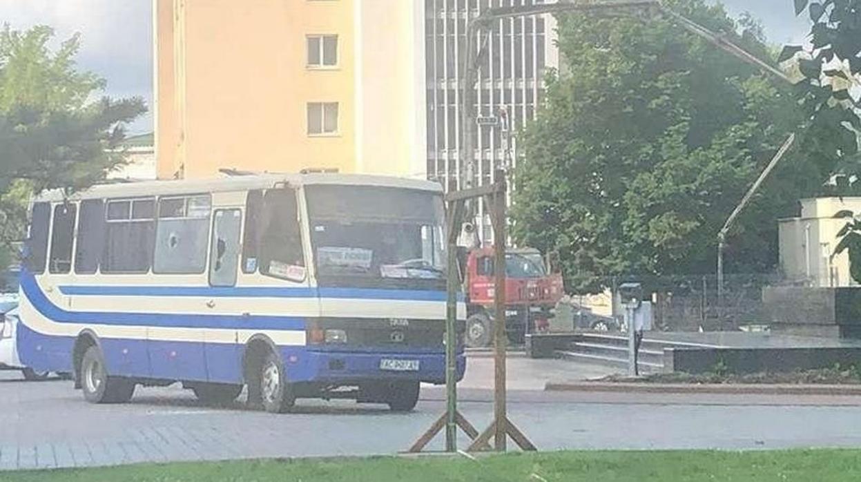 El autobús donde un hombre mantiene como rehenes a 2o personas en Lutsk