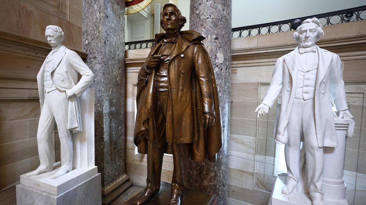 En el centro, la estatua en el Capitolio de Jefferson Davis, presidente de la Confederación