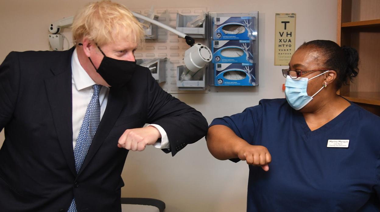 Johnson saluda a una trabajadora del sistema británico de sanidad pública