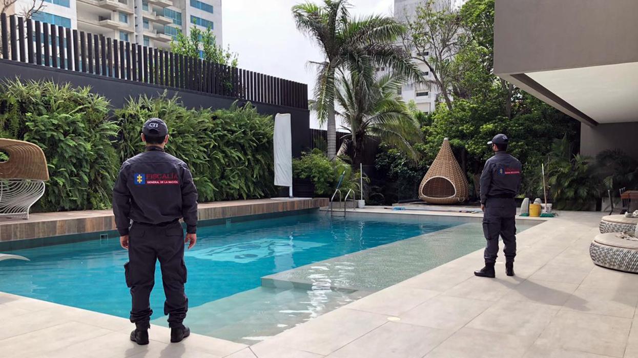 Fotografía cedida por la Fiscalía de Colombia que muestra a los integrantes del Cuerpo Técnico de Investigación mientras ocupan inmuebles del empresario Alex Saab, en Barranquilla. Los inmuebles, «parte del patrimonio ilícito» de Saab «a través de operaciones financieras irregulares», tienen un valor de 35.000 millones de pesos (9,7 millones de dólares)